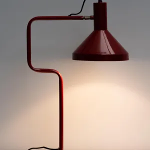 מנורת שולחן אדומה