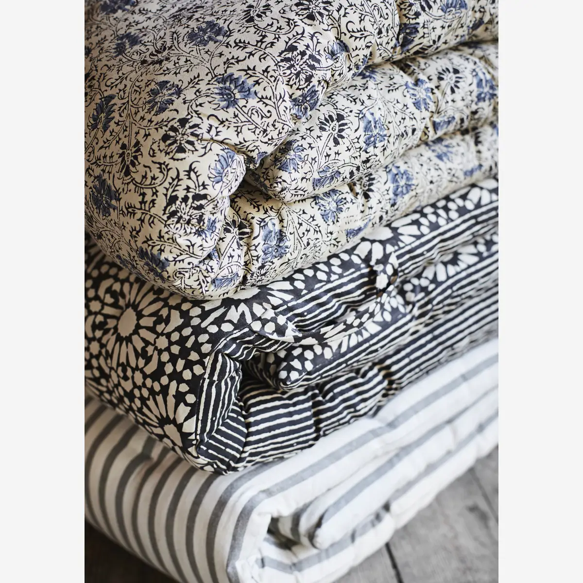 מזרון שחור לבן דו צדדי